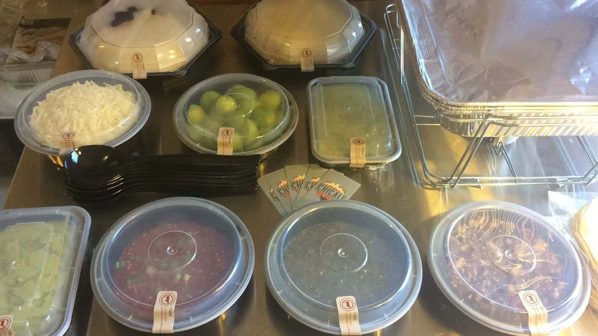 Salsas y complementos empacados para una posada de oficina en Las Vegas