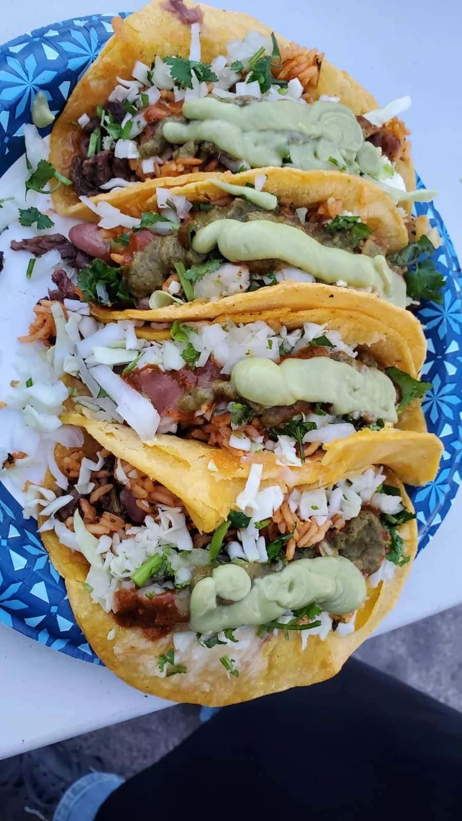 Tacos callejeros con salsa de aguacate listos para los invitados de una boda